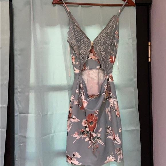 Adorable, short blue floral dress!!! 🌸 - Picture 2 of 3